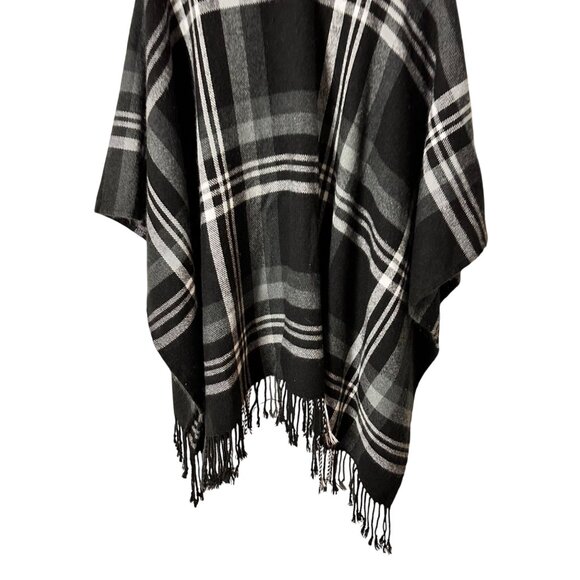 Unbranded OS Black & Gray Plaid Poncho Shawl Wrap With Fringe Edges - Picture 8 of 8
